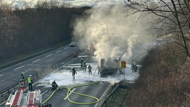 Vollsperrung und drei Verletzte bei Busbrand auf B9 bei Andernach