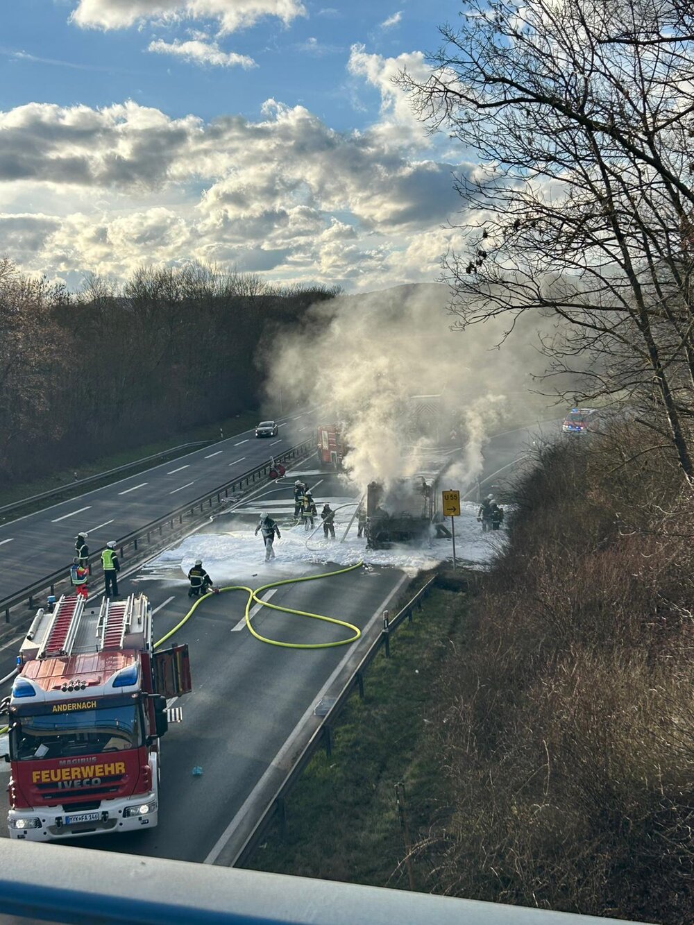 Vollbrand eines Linienbusses auf der B9 bei Andernach.