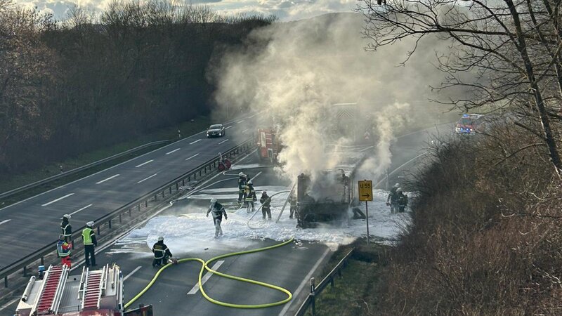 Vollbrand eines Linienbusses auf der B9 bei Andernach.