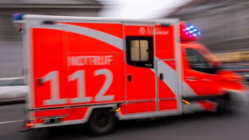 Zwei Menschen wurden bei dem Unfall auf der Landstraße 214 im Hunsrück schwer verletzt. (Symbolbild)