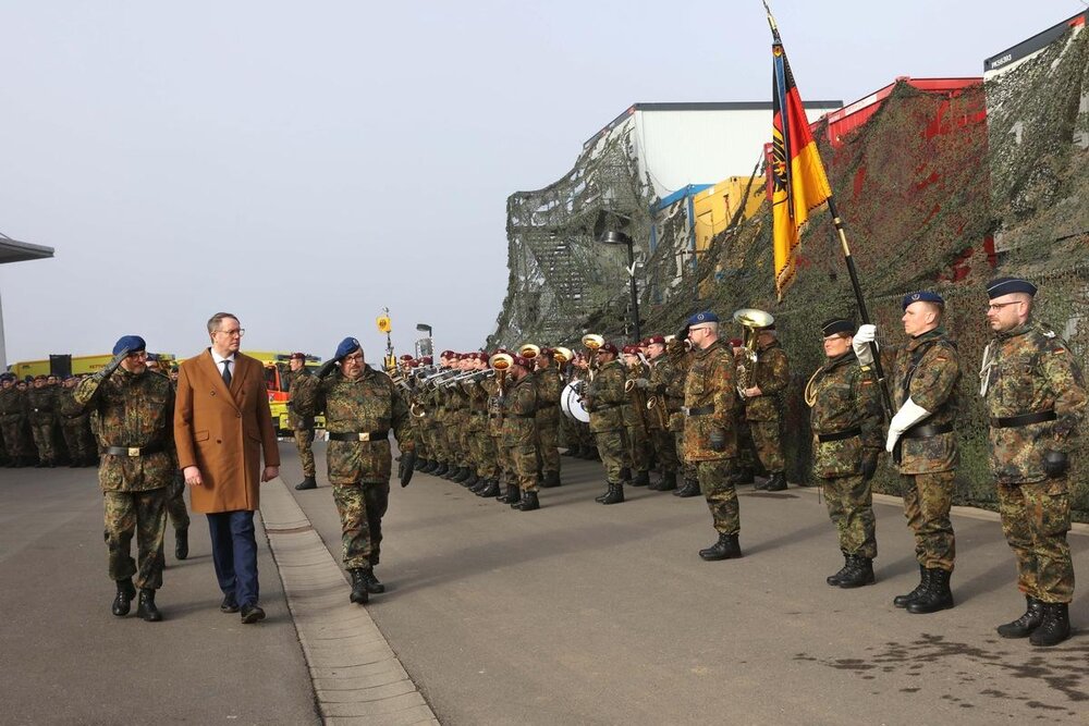 Abschreiten der Front: von links nach rechts: der stellvertrende Inspekteur des Sanitätsdienstes der Bundeswehr, Generalstabsarzt Dr. Johannes Backus, der Ministerpräsident von Rheinland-Pfal