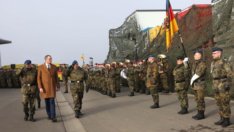 Abschreiten der Front: von links nach rechts: der stellvertrende Inspekteur des Sanitätsdienstes der Bundeswehr, Generalstabsarzt Dr. Johannes Backus, der Ministerpräsident von Rheinland-Pfal