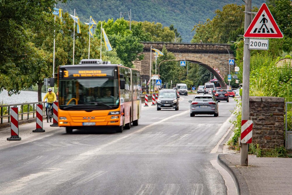 Die Moselweinstraße/B416 in Güls. Die Moselweinstraße/B416 in Güls.