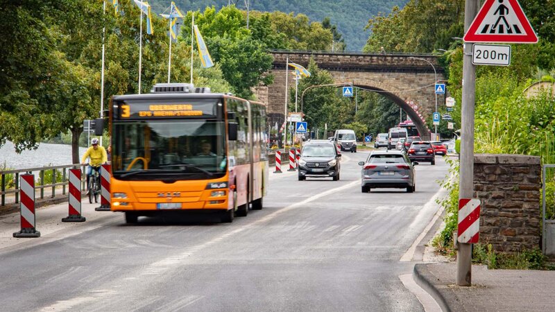 Die Moselweinstraße/B416 in Güls.