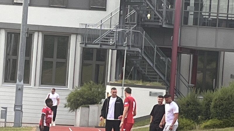 Kölns Shootingstar Said El Mala (Mitte mit Jacke) besuchte seinen Bruder beim Testspiel gegen die TuS Koblenz an der Sportschule in Hennef.