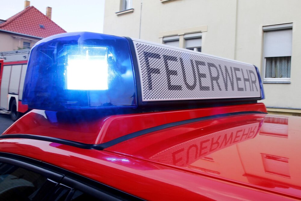 Einsatzkräfte von Feuerwehr, Rettungsdienst und Polizei sind wegen eines Dachstuhlbrands in Koblenz-Oberwerth vor Ort. Einsatzkräfte von Feuerwehr, Rettungsdienst und Polizei sind wegen eines Dachstuhlbrands in Koblenz-Oberwerth vor Ort.