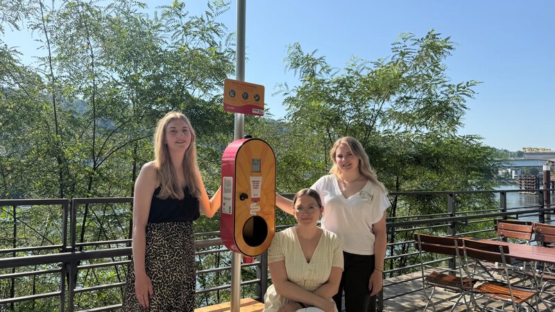 Der Sonnencreme-Spender stammt aus einer gemeinsamen Initiative der Klimaleitstelle der Stadt Koblenz (Emilie Hammer, mitte), des Kultur- und Schulverwaltungsamts (Rebekka Jachmig, links) und