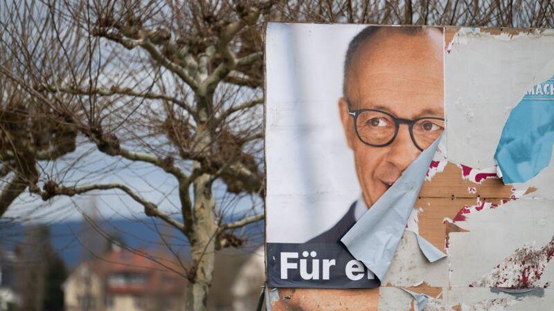 Attacken gibt es auf große Standplakate oder auch auf an Laternen hängende kleinere Exemplare.