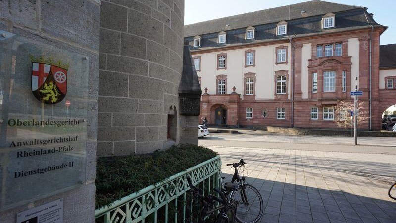 Fünf Männer stehen in Koblenz vor Gericht. (Oberlandesgericht in Koblenz, Archivbild).