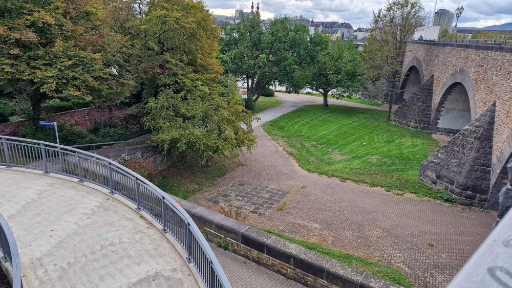 Koblenz-Lützel: Der Platz unterhalb der Balduinbrücke.