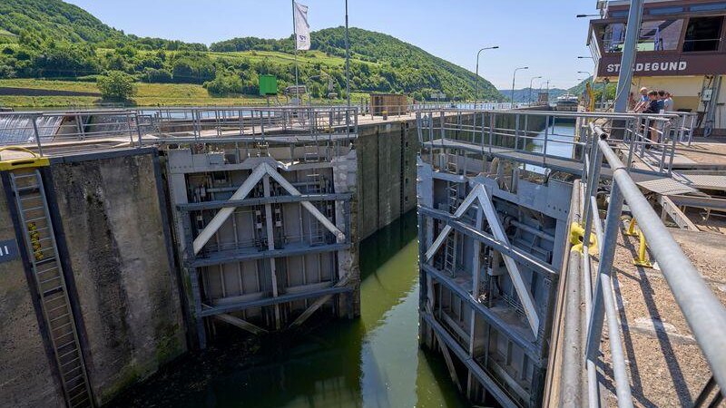Wie lange sich die beschädigte Schleuse auf die Moselschifffahrt auswirken wird, war zunächst unklar.