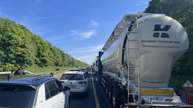 Stau (Symbolbild) Schwerer Verkehrsunfall: A48 bei Koblenz-Rübenach voll gesperrt