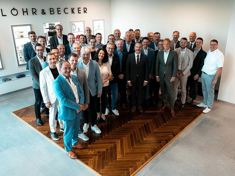 Übernahme der LöhrGruppe durch die Van Mossel Automotive Group offiziell abgeschlossen. Übernahme der LöhrGruppe durch die Van Mossel Automotive Group offiziell abgeschlossen.