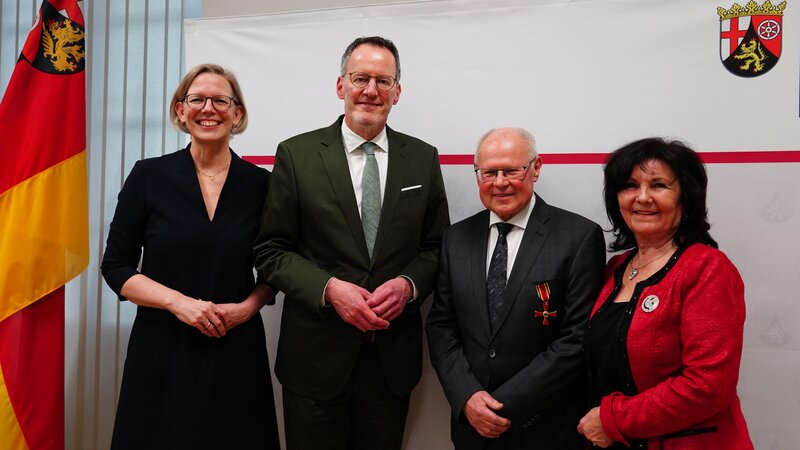 Innenminister Michael Ebling (2. v. l.) und die BUGA-Beauftragte der Landesregierung, Staatssekretärin Simone Schneider (1. v. l.), mit Peter Labonte (2. v. r.) und seiner Ehefrau Erika (1. v