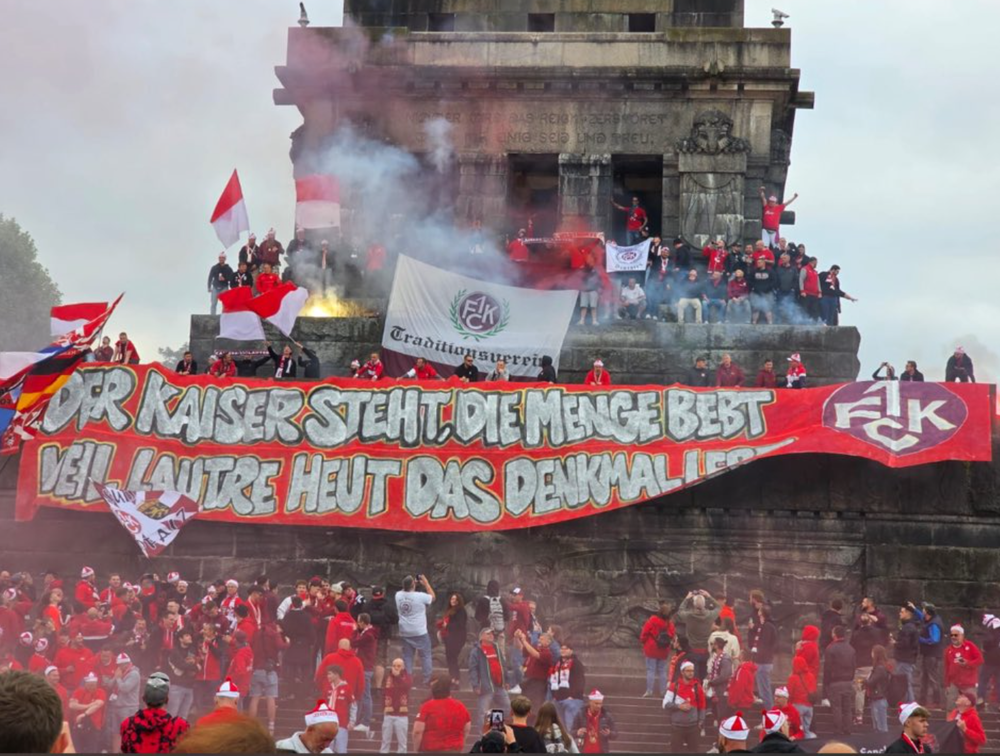 Fans des 1. FC Kaiserslautern am Deutschen Eck in Koblenz Fans des 1. FC Kaiserslautern am Deutschen Eck in Koblenz