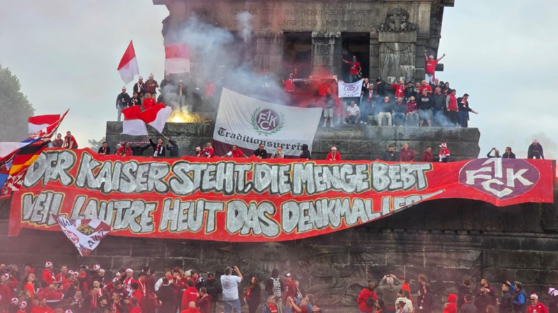 Fans des 1. FC Kaiserslautern am Deutschen Eck in Koblenz