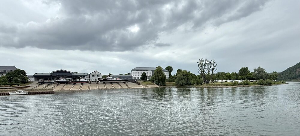 Kein Hingucker: das Dienstgebäude und die Hallen des „Wasserstraßen- und Schifffahrtsamtes Mosel-Saar-Lahn“ (WSV) am Moselufer gegenüber dem Deutschen Eck. Kein Hingucker: das Dienstgebäude und die Hallen des „Wasserstraßen- und Schifffahrtsamtes Mosel-Saar-Lahn“ (WSV) am Moselufer gegenüber dem Deutschen Eck.