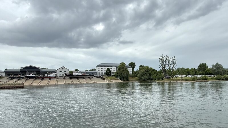 Kein Hingucker: das Dienstgebäude und die Hallen des „Wasserstraßen- und Schifffahrtsamtes Mosel-Saar-Lahn“ (WSV) am Moselufer gegenüber dem Deutschen Eck.