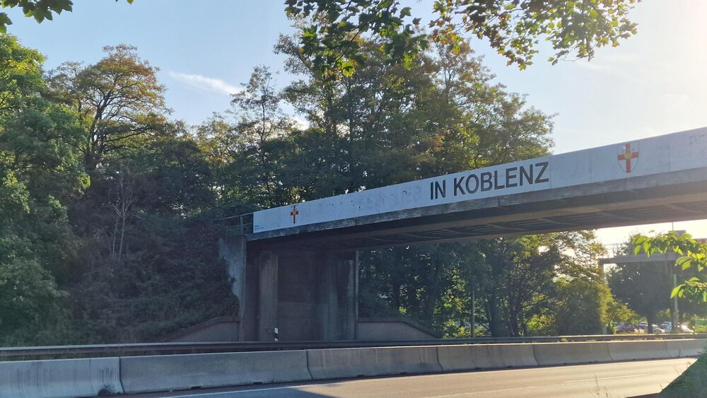 An dieser Brücke über die B9 wird der Willkommensgruß der Stadt Koblenz im Oktober wiederhergestellt.