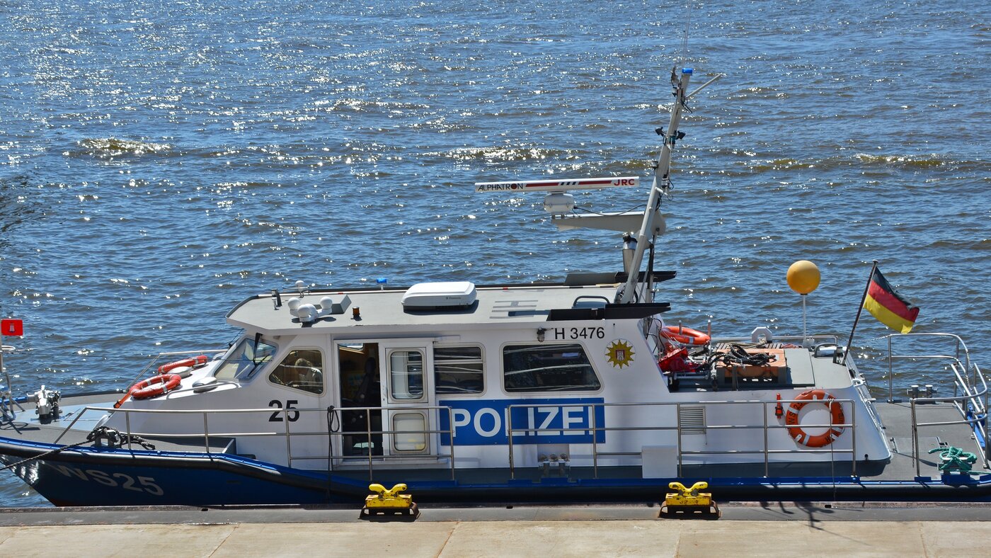 Ein Polizeiboot auf dem Wasser.