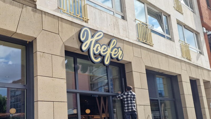 Die neue Bäckerei Hoefer-Filiale am Hauptbahnhof Koblenz.