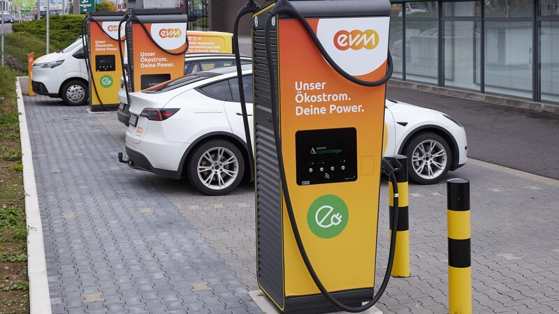 In Mülheim-Kärlich können Elektrofahrzeuge besonders günstig geladen werden. 39 ct/kWh kostet der DC-Ladepunkt.
