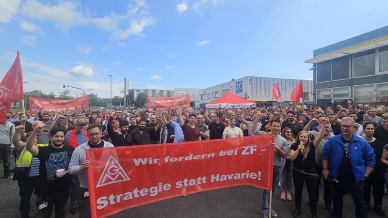 Protest gegen die Sparpläne des Automobil-Zulieferers ZF am Standort in Koblenz.