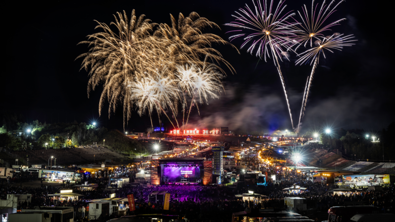 Das traditionelle Feuerwerk rundet das Festival-Wochenende in der Müllenbachschleife ab.