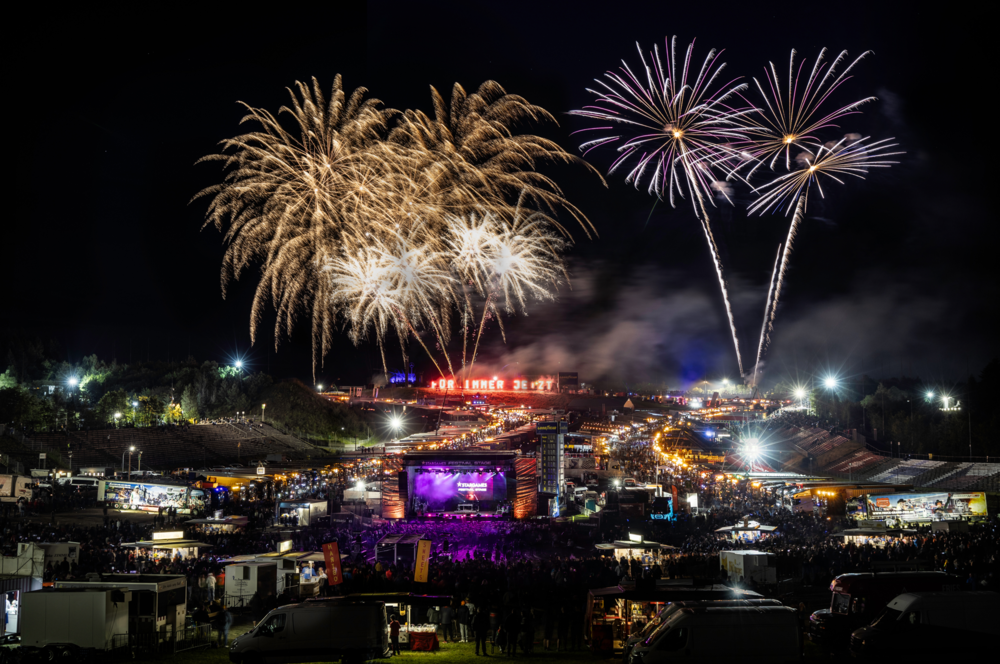 Das traditionelle Feuerwerk rundet das Festival-Wochenende in der Müllenbachschleife ab.