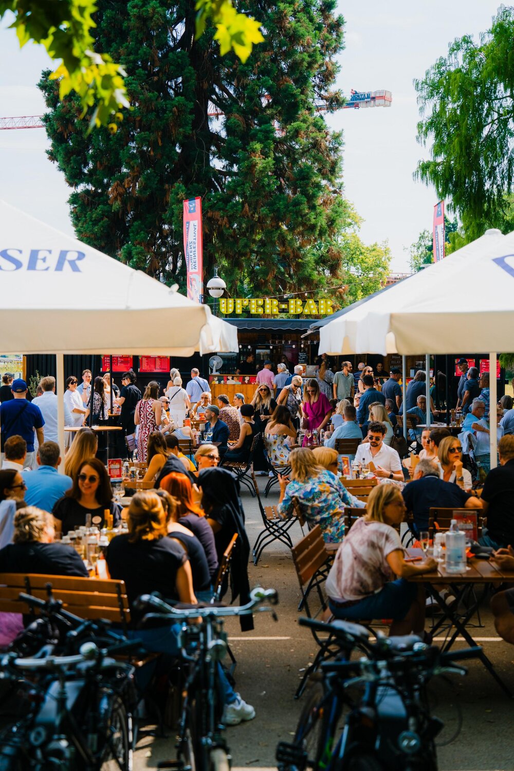 Ufer-Bar im Jahr 2025 an den Koblenzer Schlossstufen Ufer-Bar im Jahr 2025 an den Koblenzer Schlossstufen