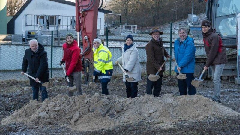 Der Spatenstich auf dem Erweiterungsgelände der Kläranlage Bad Salzig markiert den Beginn der umfassenden Baumaßnahme zur Zentralisierung der Abwasserreinigung in Boppard. Auf dem Foto (von l