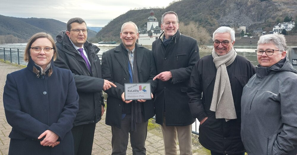 V. l. n. r.: Christine Brehm, KuLaDig-Kompetenzzentrum bei der SGD Süd, Universitätspräsident Prof. Dr. Stefan Wehner, Projektleiter Prof. Dr. Michael Klemm, Innenminister Michael Ebling, ehe V. l. n. r.: Christine Brehm, KuLaDig-Kompetenzzentrum bei der SGD Süd, Universitätspräsident Prof. Dr. Stefan Wehner, Projektleiter Prof. Dr. Michael Klemm, Innenminister Michael Ebling, ehe