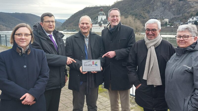 V. l. n. r.: Christine Brehm, KuLaDig-Kompetenzzentrum bei der SGD Süd, Universitätspräsident Prof. Dr. Stefan Wehner, Projektleiter Prof. Dr. Michael Klemm, Innenminister Michael Ebling, ehe