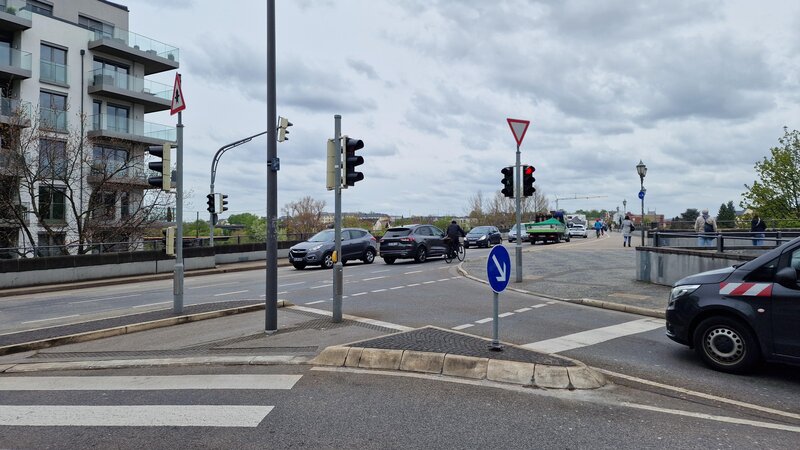 Die Einfahrt in die Burgstraße soll künftig nur noch Radfahrern erlaubt sein. Für Autos gilt ein Einfahrverbot. Die Ampelanlage soll abgebaut werden.