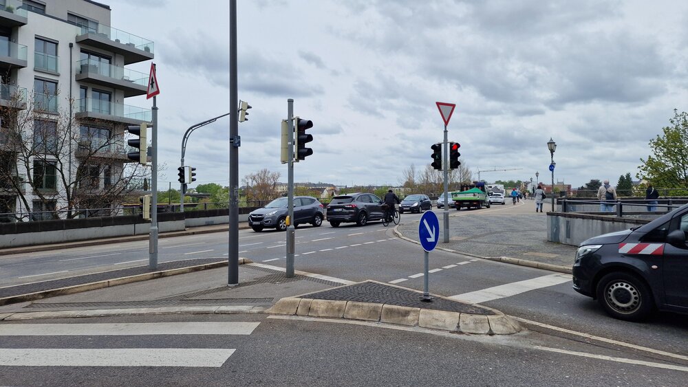 Die Einfahrt in die Burgstraße soll künftig nur noch Radfahrern erlaubt sein. Für Autos gilt ein Einfahrverbot. Die Ampelanlage soll abgebaut werden.