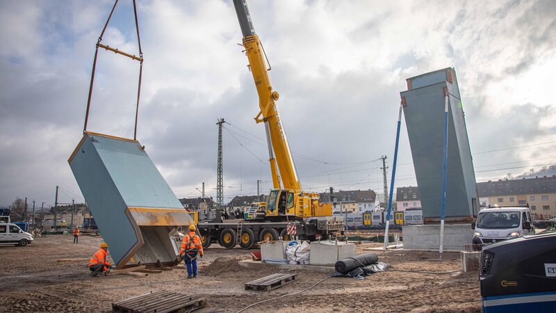 Für die neue Geh- und Radwegbrücke zwischen den Koblenzer Stadtteilen Goldgrube und Rauental wurden dieser Tage tonnenschwere V-Pfeiler eingehoben, die zukünftig als Brückenpfeiler dienen wer