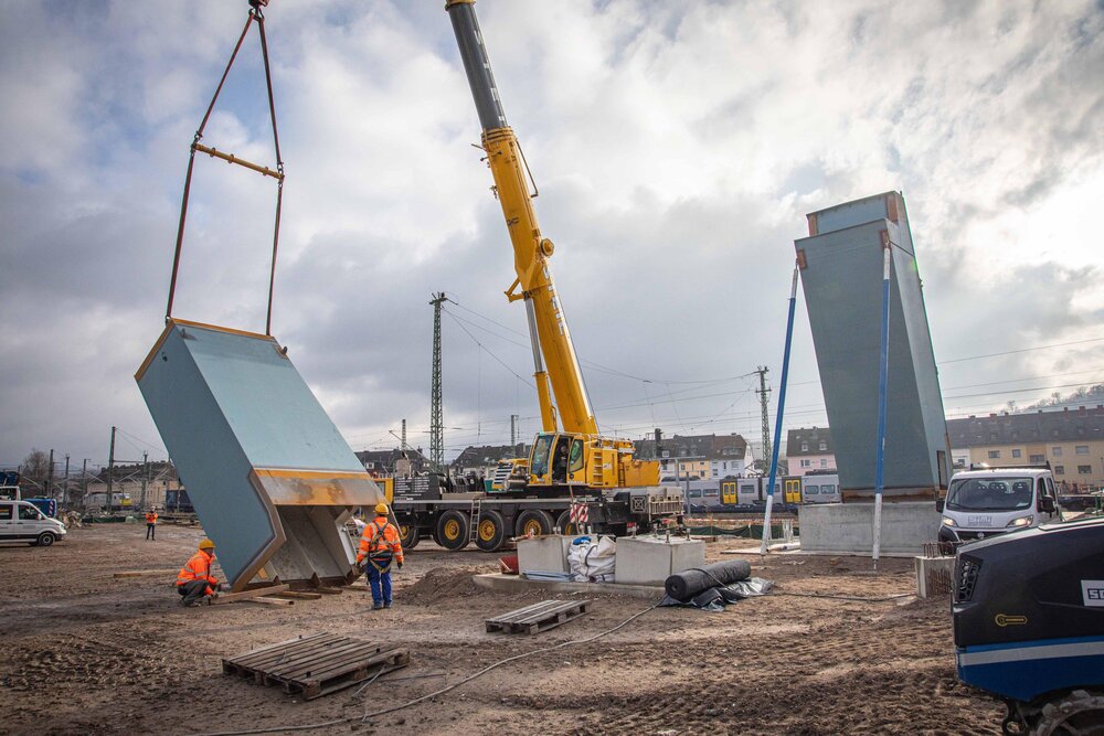 Für die neue Geh- und Radwegbrücke zwischen den Koblenzer Stadtteilen Goldgrube und Rauental wurden dieser Tage tonnenschwere V-Pfeiler eingehoben, die zukünftig als Brückenpfeiler dienen wer