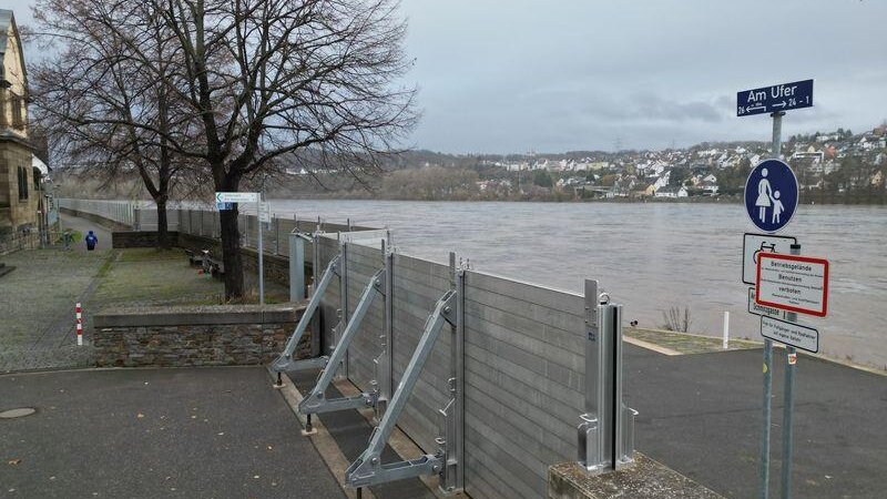 Viele Koblenzer kennen sie längst: Die mobile Hochschutzmauer, die bei stärker steigenden Flusspegelständen errichtet wird. (Archivbild)