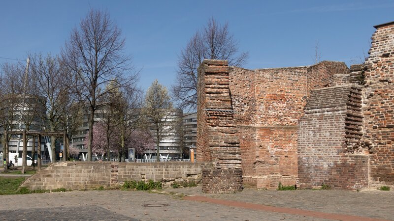 Reste des Koblenzer Turms am Duisburger Innenhafen.