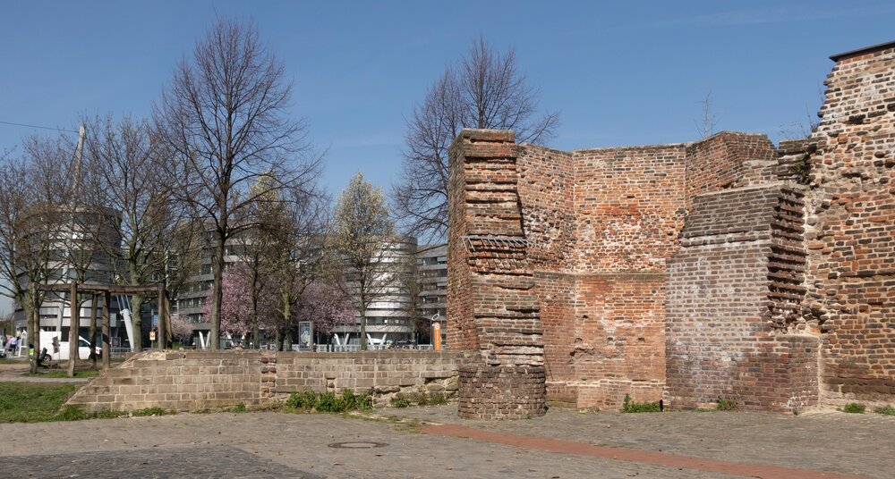 Reste des Koblenzer Turms am Duisburger Innenhafen. Reste des Koblenzer Turms am Duisburger Innenhafen.