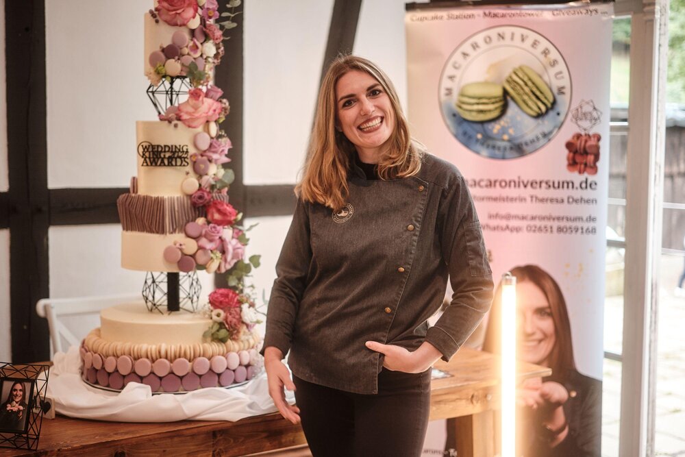 Theresa Dehen mit ihrer siebenstöckigen Hochzeitstorte bei den Wedding King Awards.