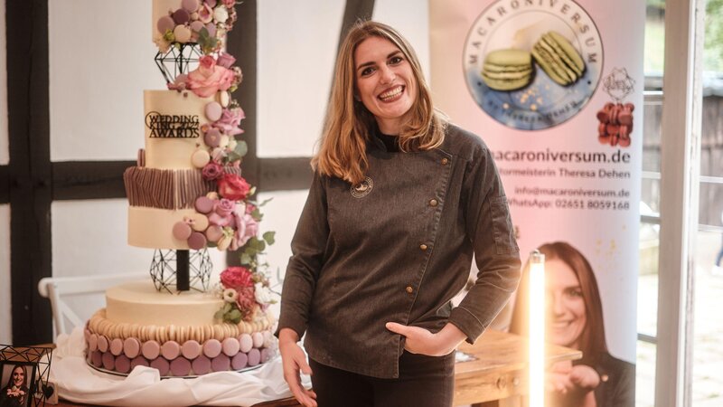 Theresa Dehen mit ihrer siebenstöckigen Hochzeitstorte bei den Wedding King Awards.
