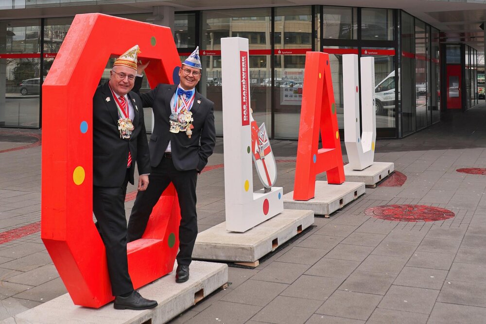 Jörg Perscheid (links) und Matthias Nester (rechts) wünschen allen Jecken eine schöne Karnevalszeit.