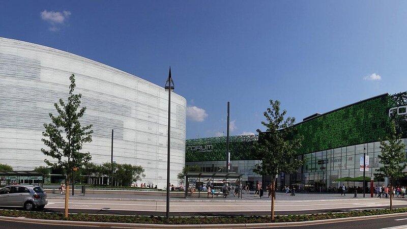 Der neue Zentralplatz in Koblenz mit dem Forum Confluentes (links) und dem Forum Mittelrhein (rechts).