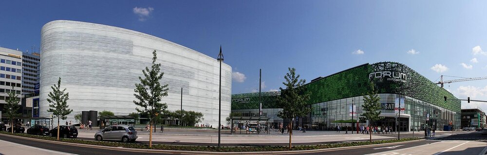 Der neue Zentralplatz in Koblenz mit dem Forum Confluentes (links) und dem Forum Mittelrhein (rechts). Der neue Zentralplatz in Koblenz mit dem Forum Confluentes (links) und dem Forum Mittelrhein (rechts).
