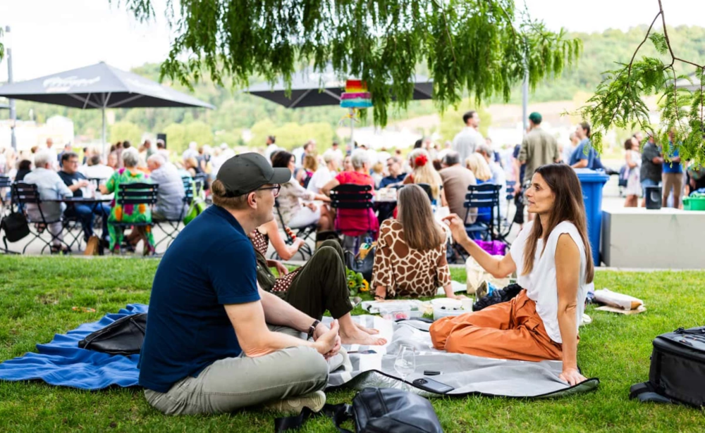 Die Ufer-Bar auf den Schlossstufen in Koblenz.