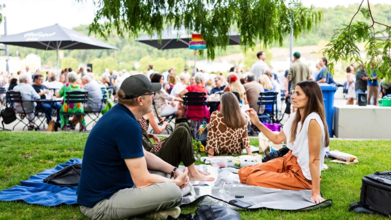 Die Ufer-Bar auf den Schlossstufen in Koblenz.