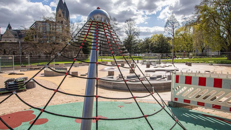 Noch ist der Wasserspielplatz am Deutschen Eck in Koblenz umzäunt, doch dieses Jahr soll die beliebte Kinderattraktion wieder ihren Betrieb aufnehmen.
