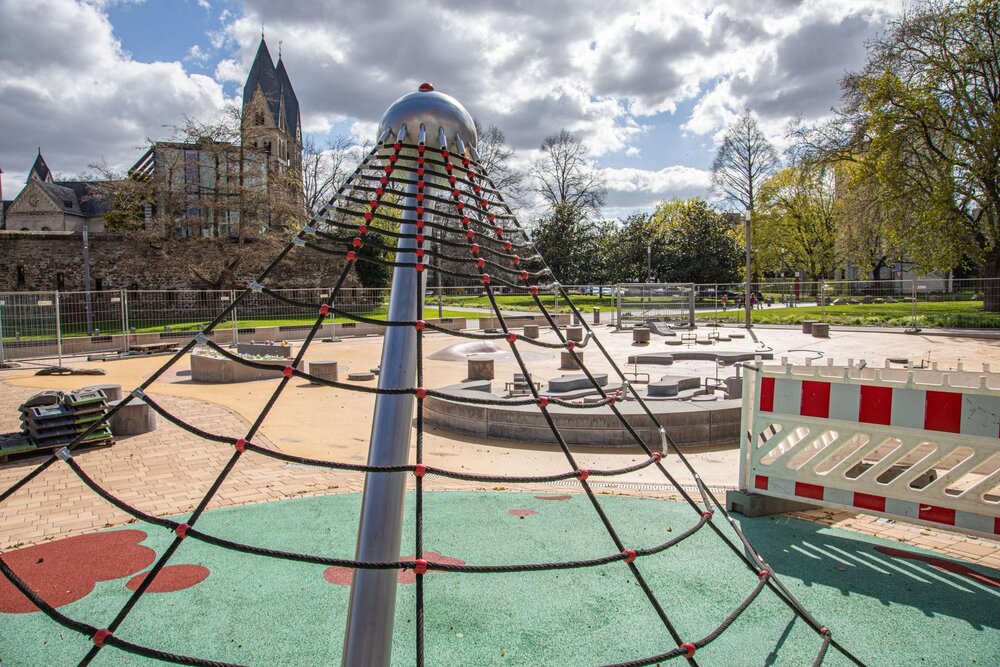 Noch ist der Wasserspielplatz am Deutschen Eck in Koblenz umzäunt, doch dieses Jahr soll die beliebte Kinderattraktion wieder ihren Betrieb aufnehmen.
