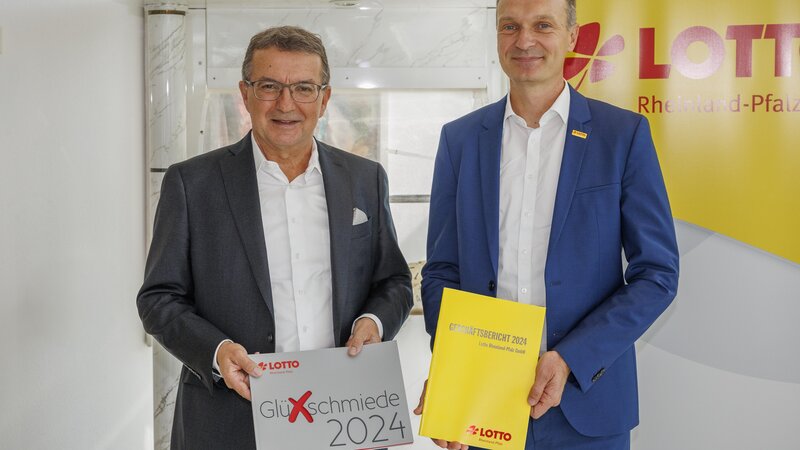 Lotto-Geschäftsführer Jürgen Häfner und Dr. Stephan Weinberg, Staatssekretär im Ministerium der Finanzen Rheinland-Pfalz, freuen sich über ein erfolgreiches Geschäftsjahr 2024.